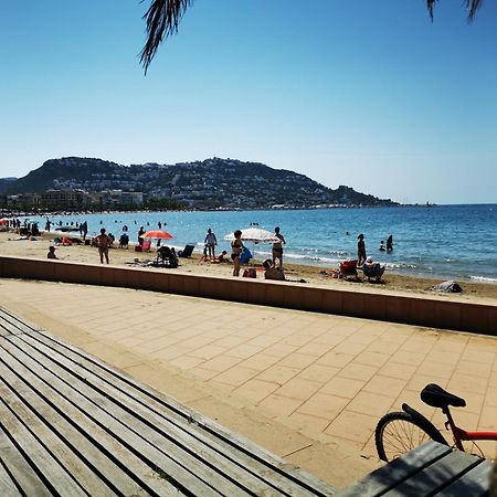 Spacieux Appartement Rose Front Mer Et Piscine 로지즈 외부 사진