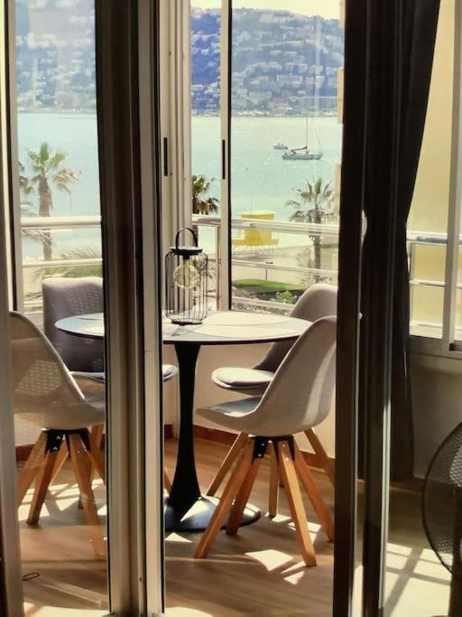 Spacieux Appartement Rose Front Mer Et Piscine 로지즈 외부 사진