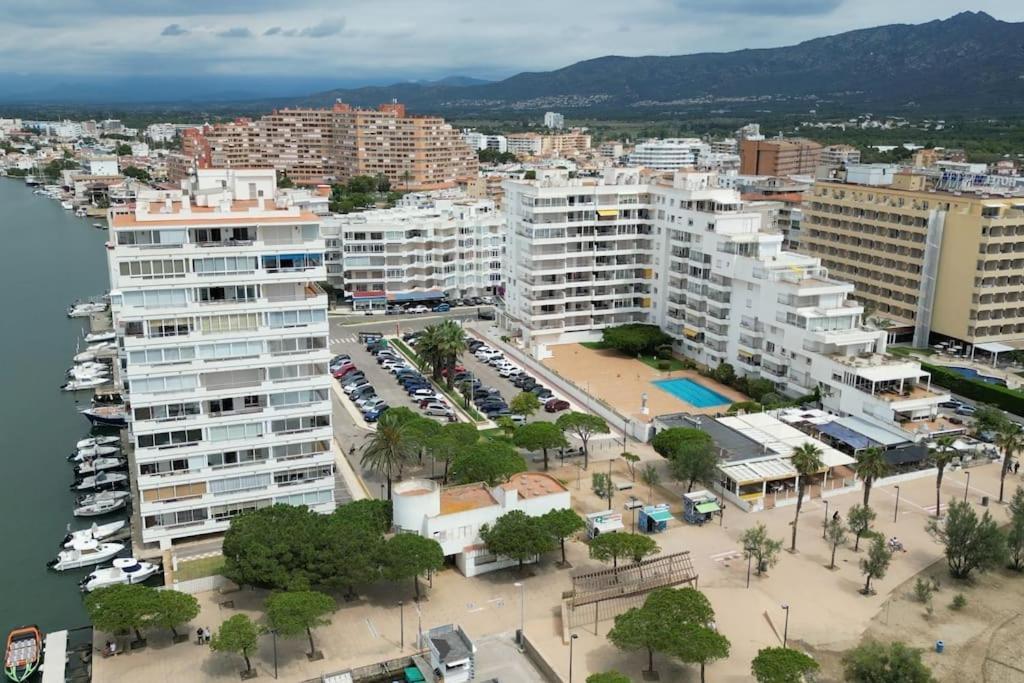 Spacieux Appartement Rose Front Mer Et Piscine 로지즈 외부 사진