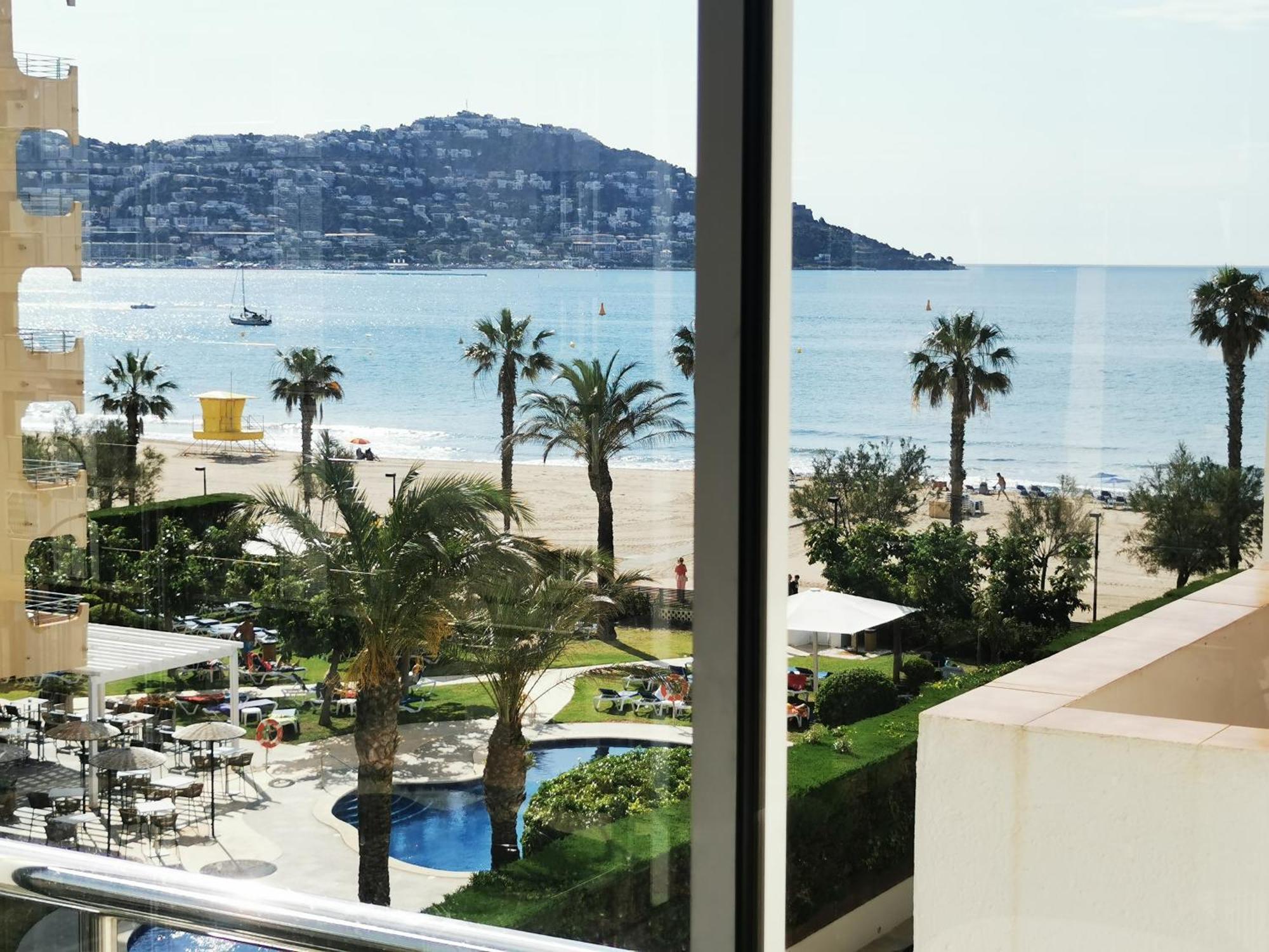 Spacieux Appartement Rose Front Mer Et Piscine 로지즈 외부 사진