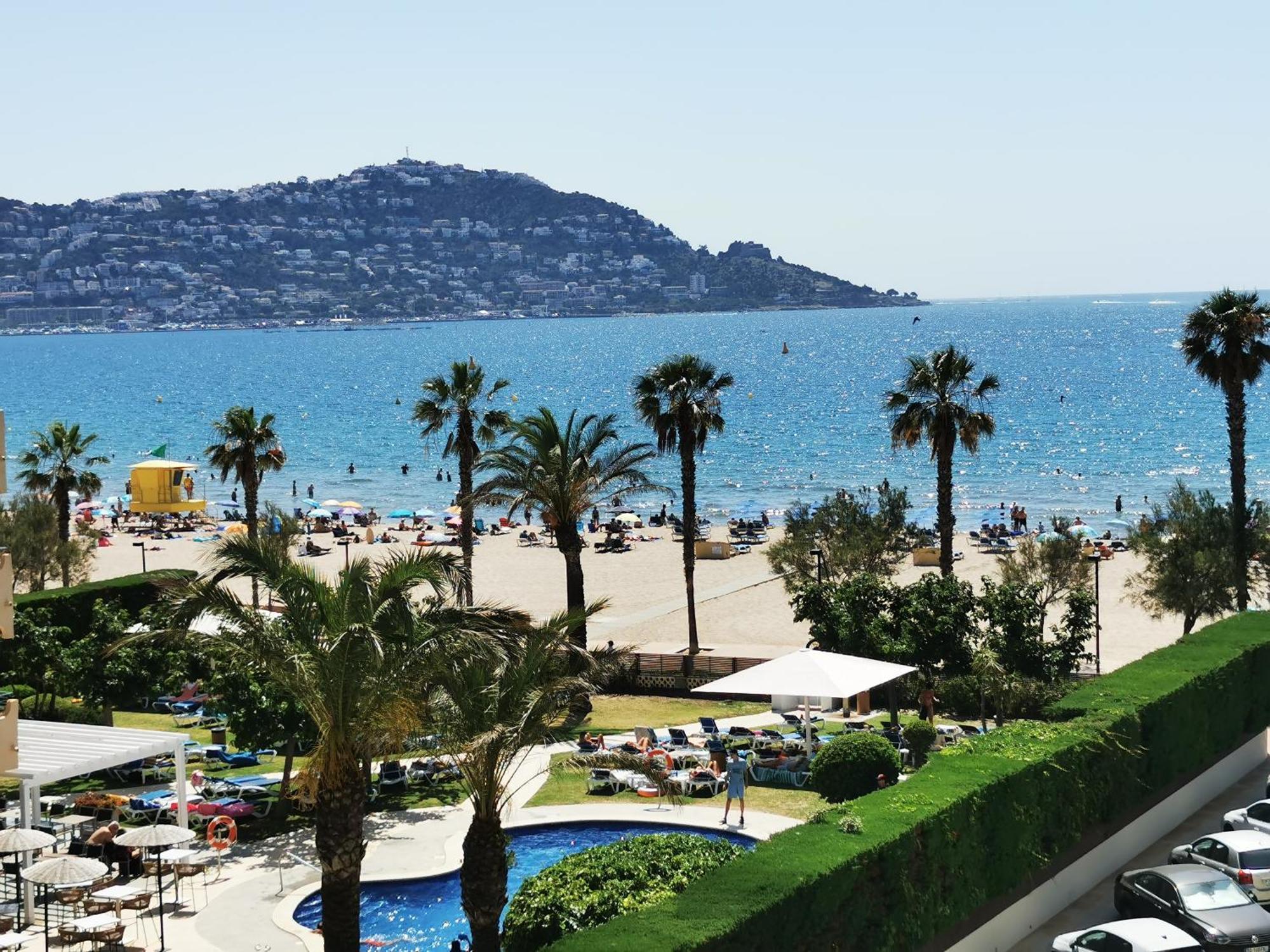 Spacieux Appartement Rose Front Mer Et Piscine 로지즈 외부 사진