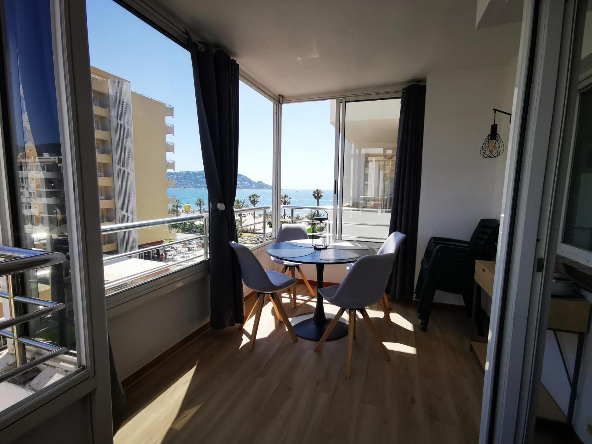 Spacieux Appartement Rose Front Mer Et Piscine 로지즈 외부 사진