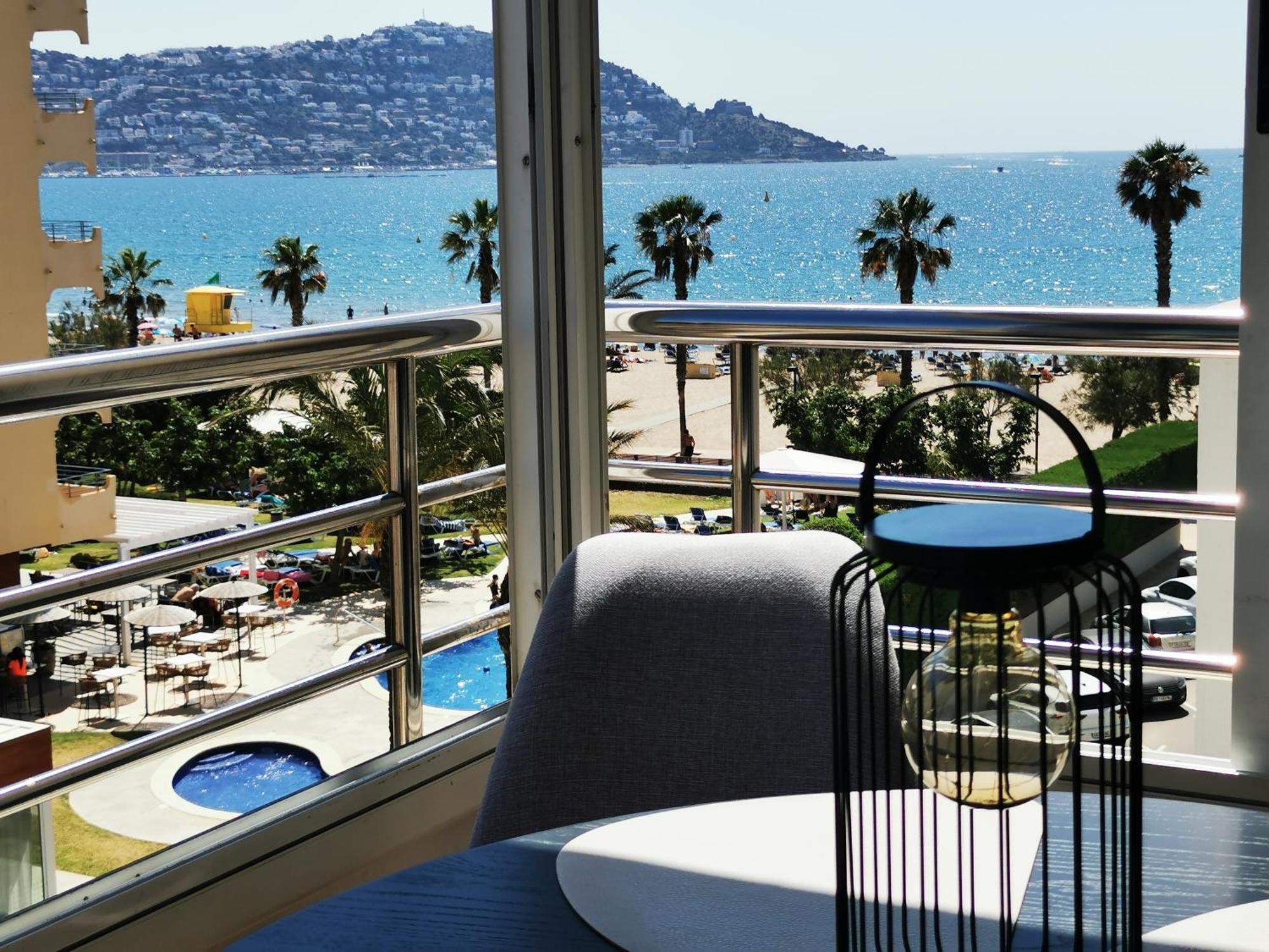 Spacieux Appartement Rose Front Mer Et Piscine 로지즈 외부 사진