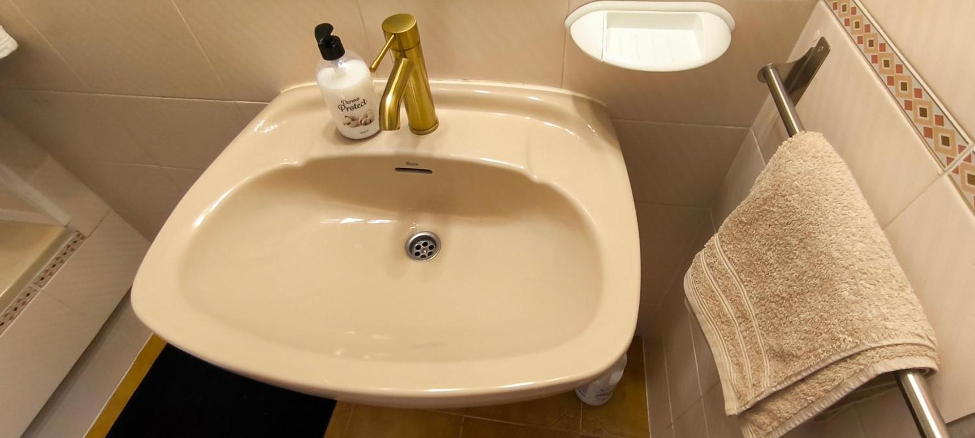 Spacieux Appartement Rose Front Mer Et Piscine 로지즈 외부 사진